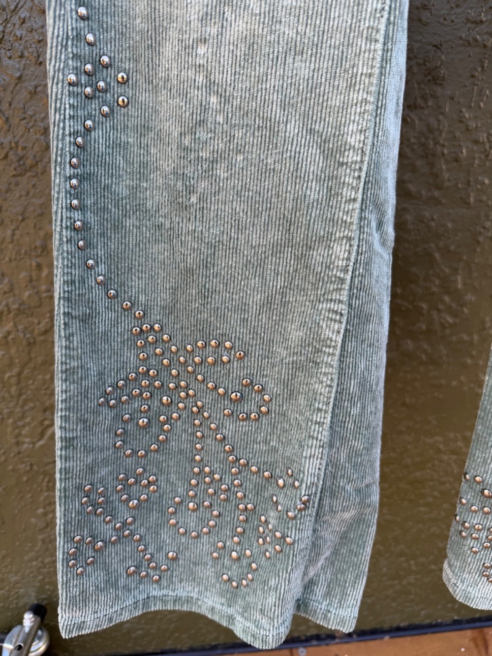Unique Pilcro Sage green velvet corduroy studded flares size 28P - Picture 8 of 11